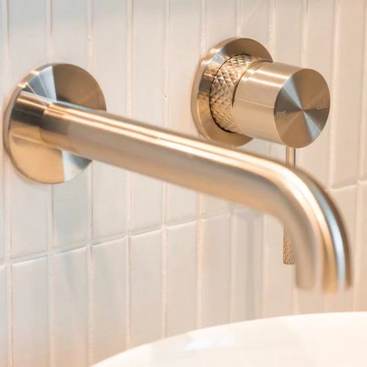 De ideale hoogte van een inbouwkraan boven de waskom