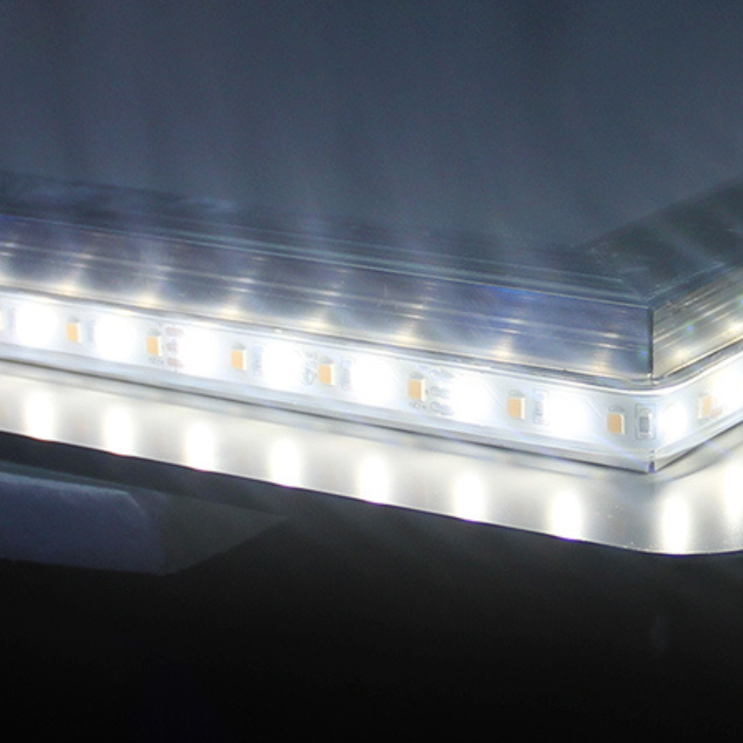 Miroir de salle de bain LED sur mesure Lori – Bluetooth & haut-parleurs – Horloge numérique – Miroir de grossissement – Chauffage anti-condensation